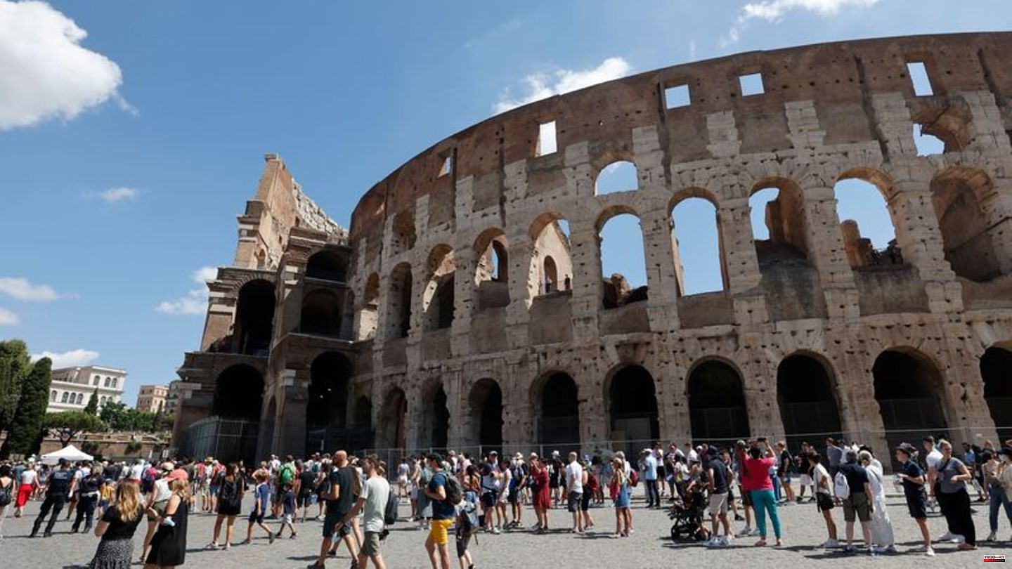 Italy: Tourist scratches wall in Rome's Colosseum - minister outraged