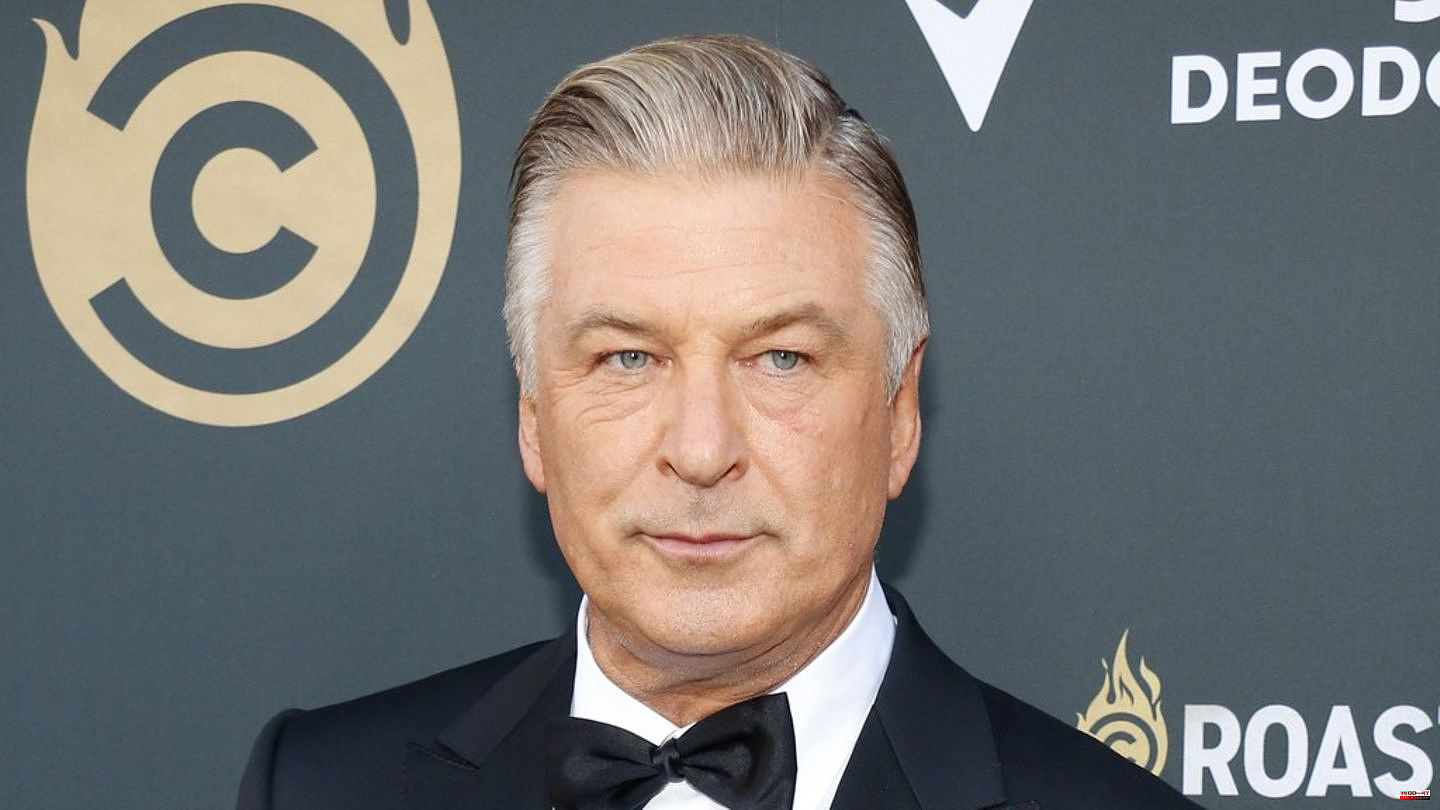 With a crutch through New York: Alec Baldwin spotted after hip surgery