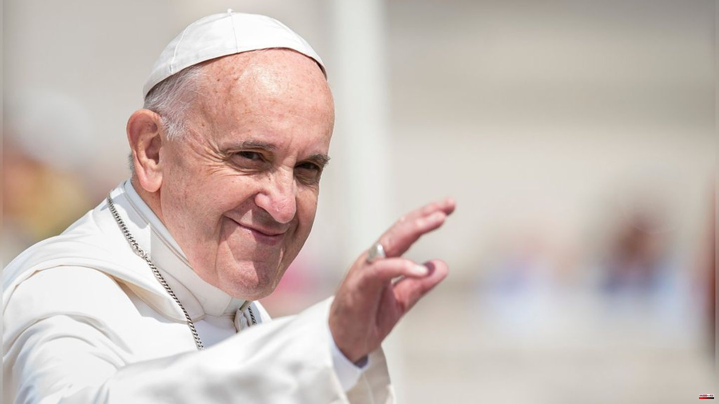 All clear to Pope Francis: Operation completed "without complications".