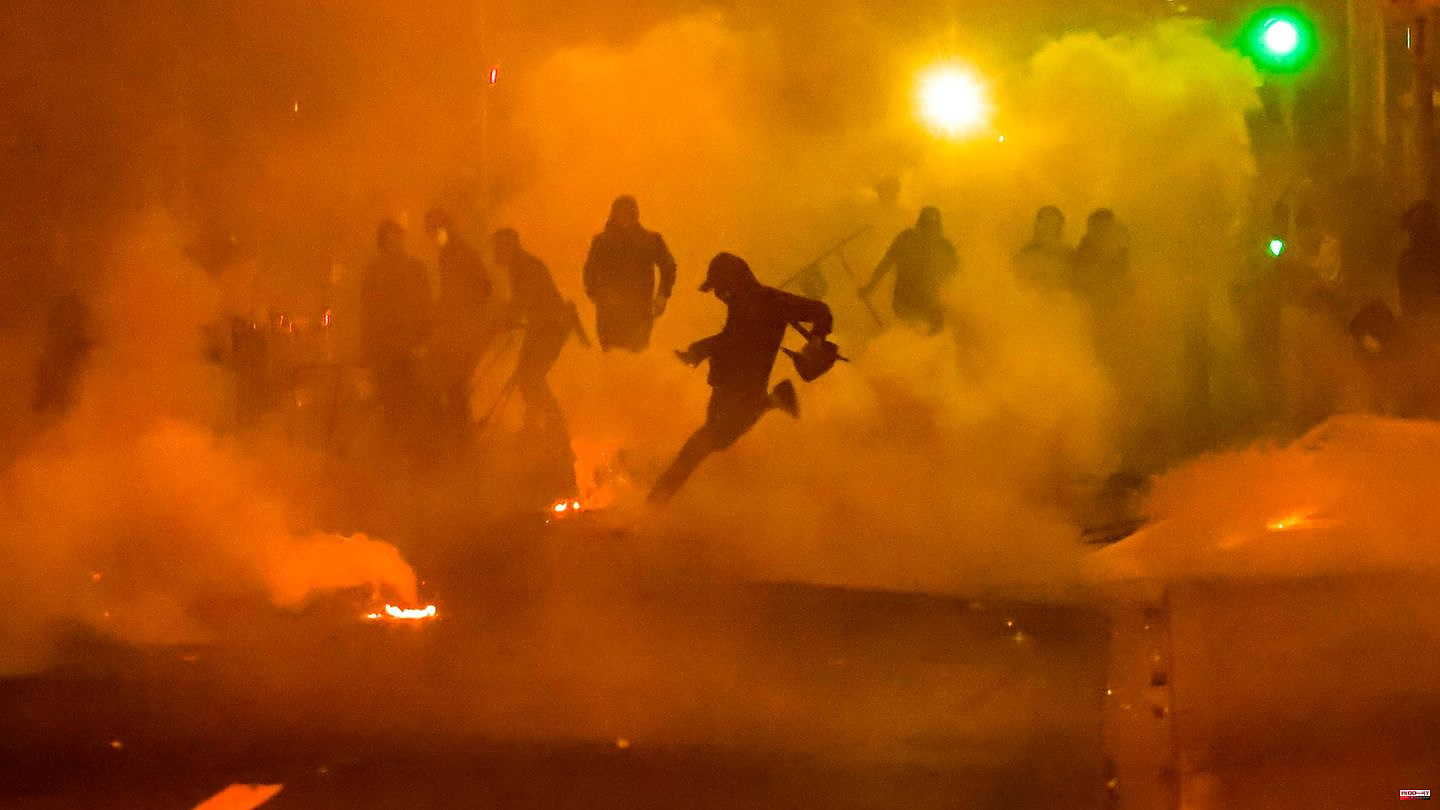 Unclear circumstances: fall from the supermarket roof: young man dies in protests in France