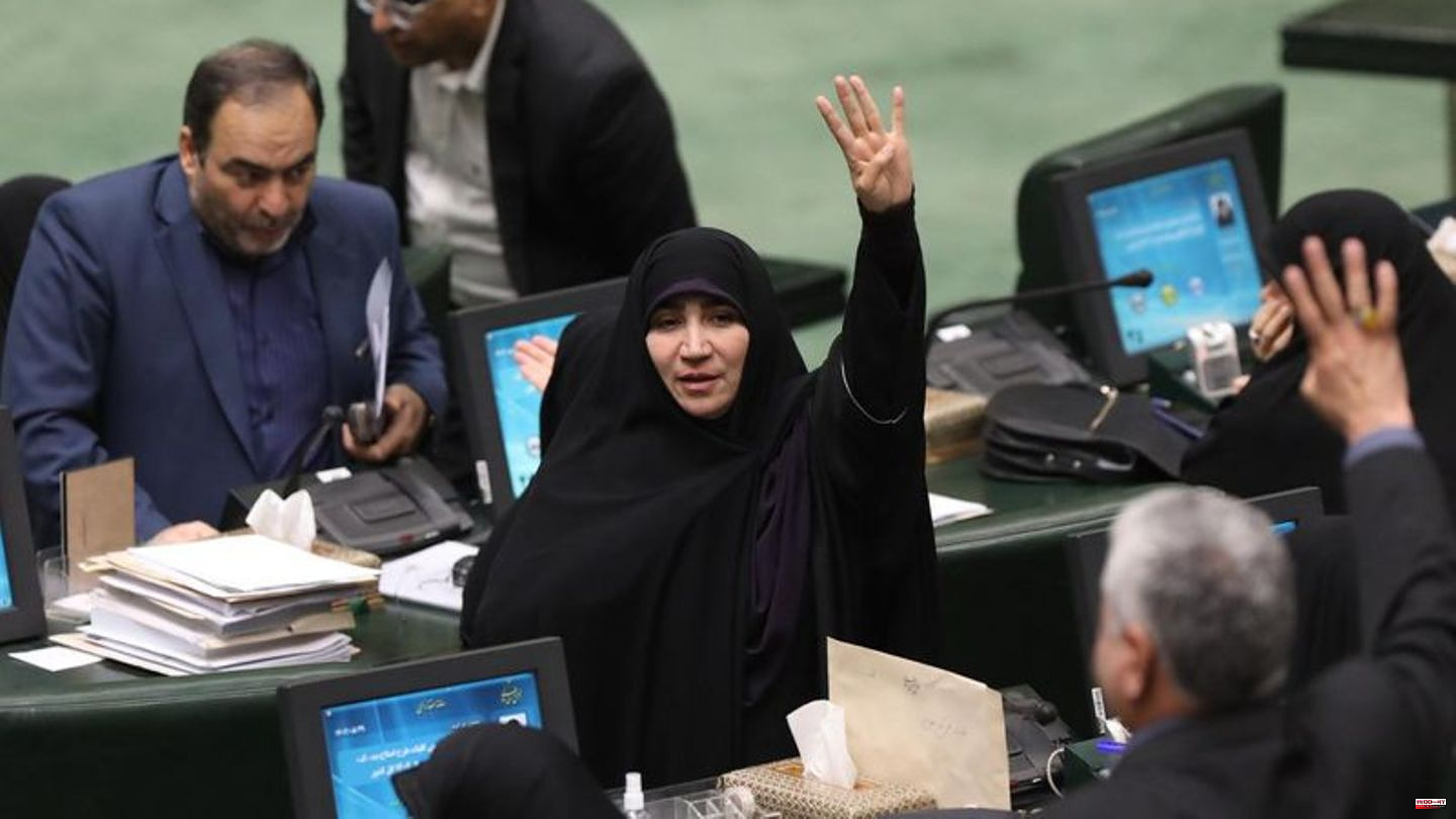 Religion: Iran: Commission approves controversial headscarf law