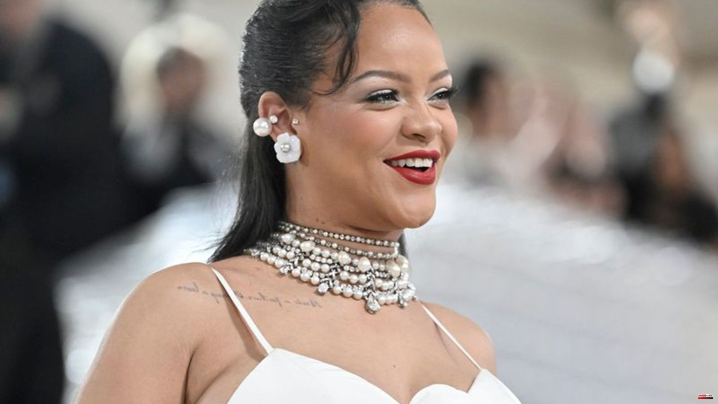 Children: Pop superstar Rihanna shows up while breastfeeding