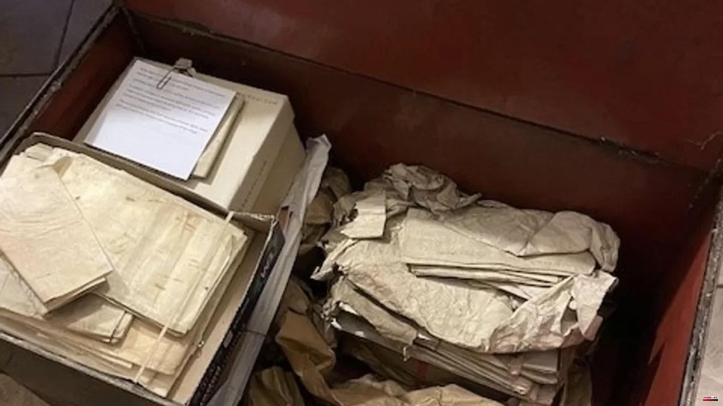 History: Englishman finds hundreds of documents from the 16th century in a hidden chest on his farm