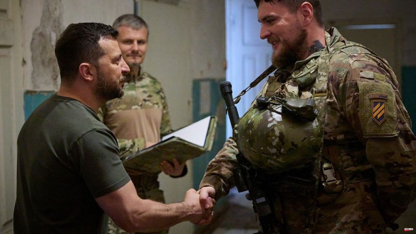 Ukraine War: Zelenskyy visits East Ukrainian Front north of Bakhmut