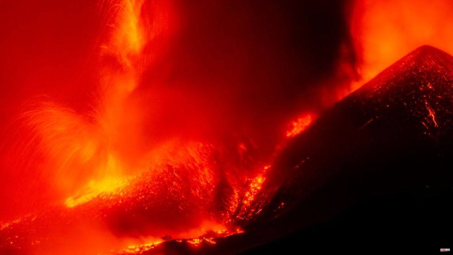 Sicily: Etna volcano spews lava and ash – Catania airport closed for the time being
