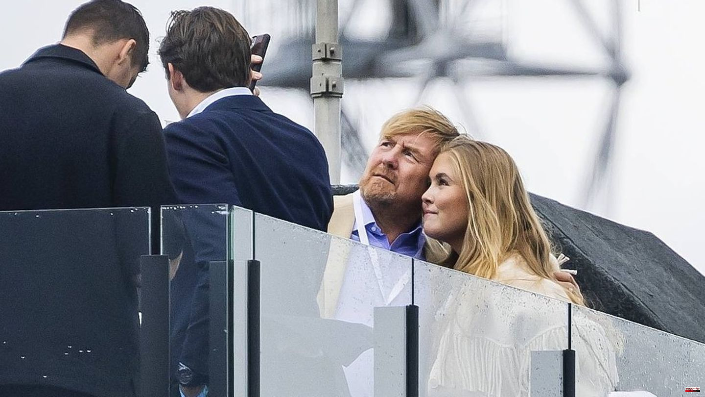 King Willem-Alexander at Formula 1: Selfie time with Crown Princess Amalia