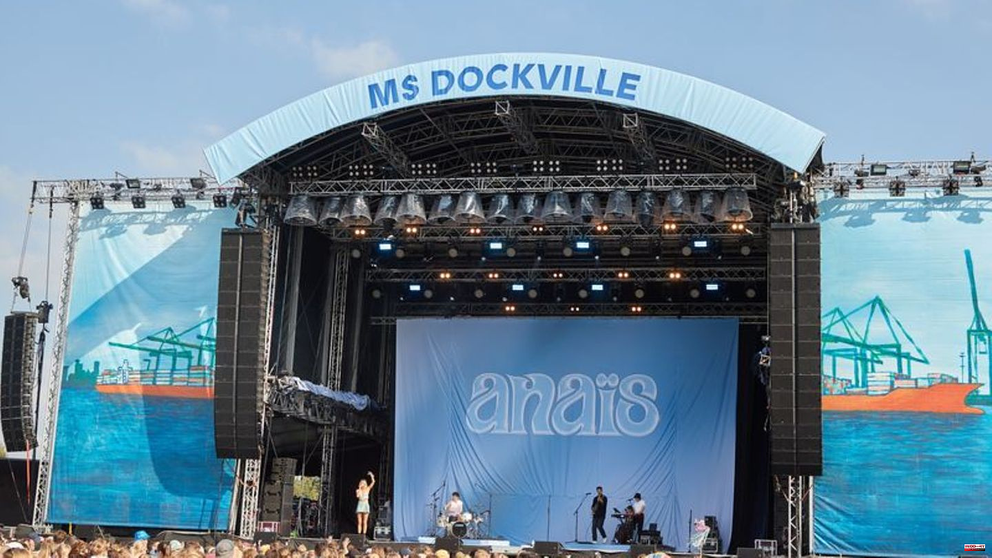 MS Dockville: Thousands celebrate at the Hamburg music and culture festival