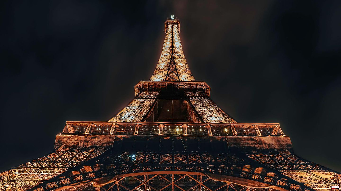 Chaos in Paris: Drunken tourists spend the night secretly on the Eiffel Tower – then someone dares to jump with a parachute