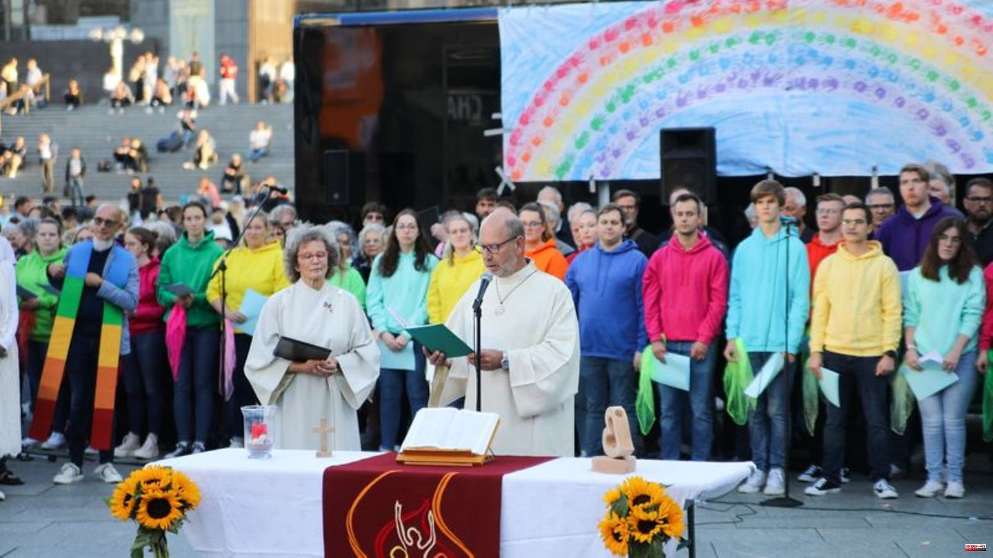 Church: Priests bless same-sex couples in front of Cologne Cathedral