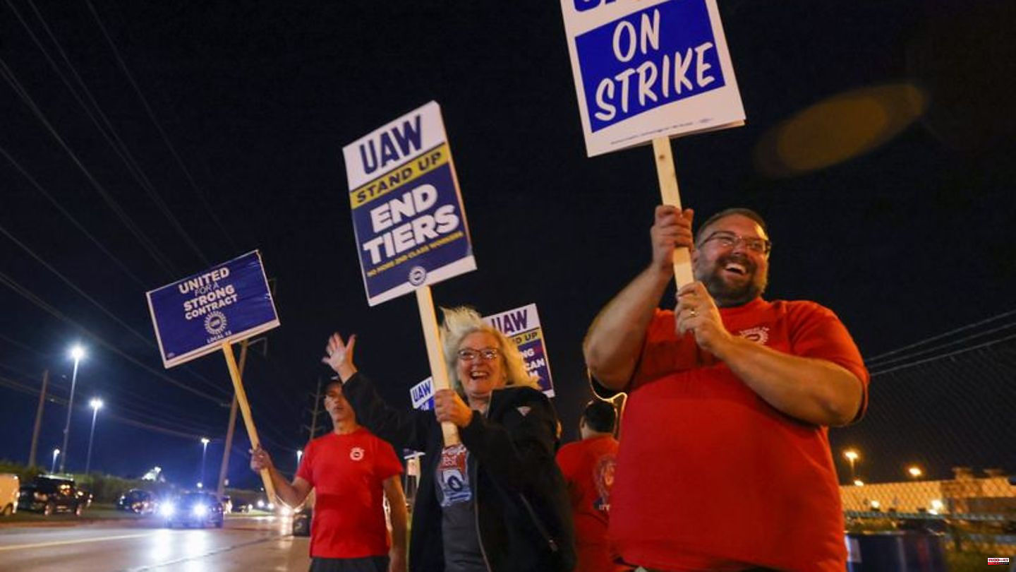 Collective bargaining dispute: UAW union starts strike at major US automakers