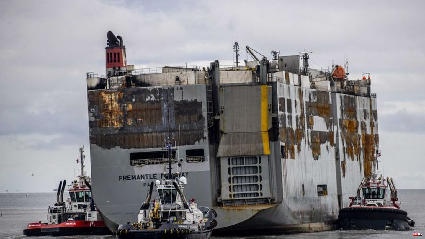 Damaged car freighter: "Fremantle Highway": towing operation on schedule