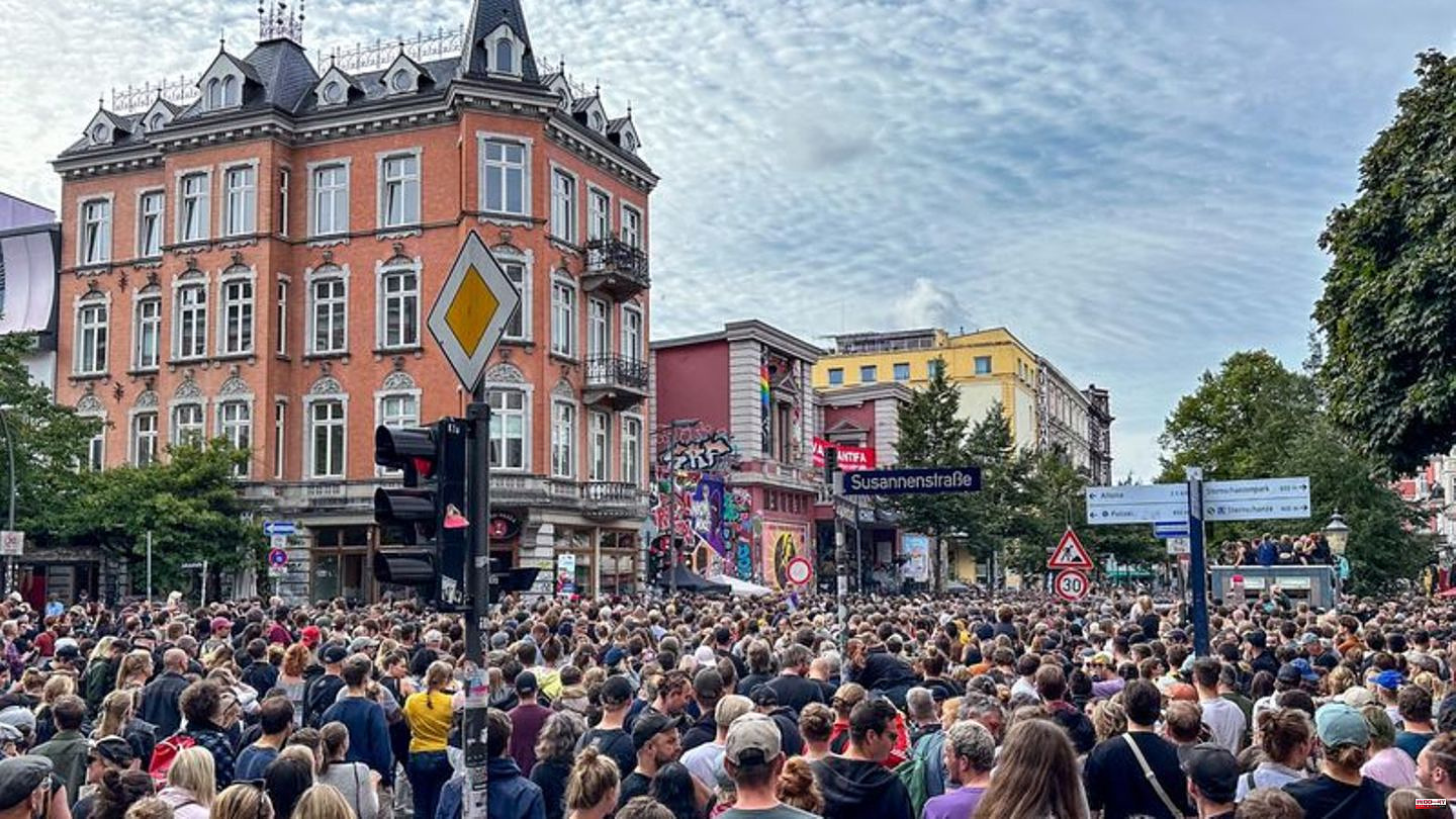 Music: Thousands cheer Danger Dan at a free concert in Hamburg