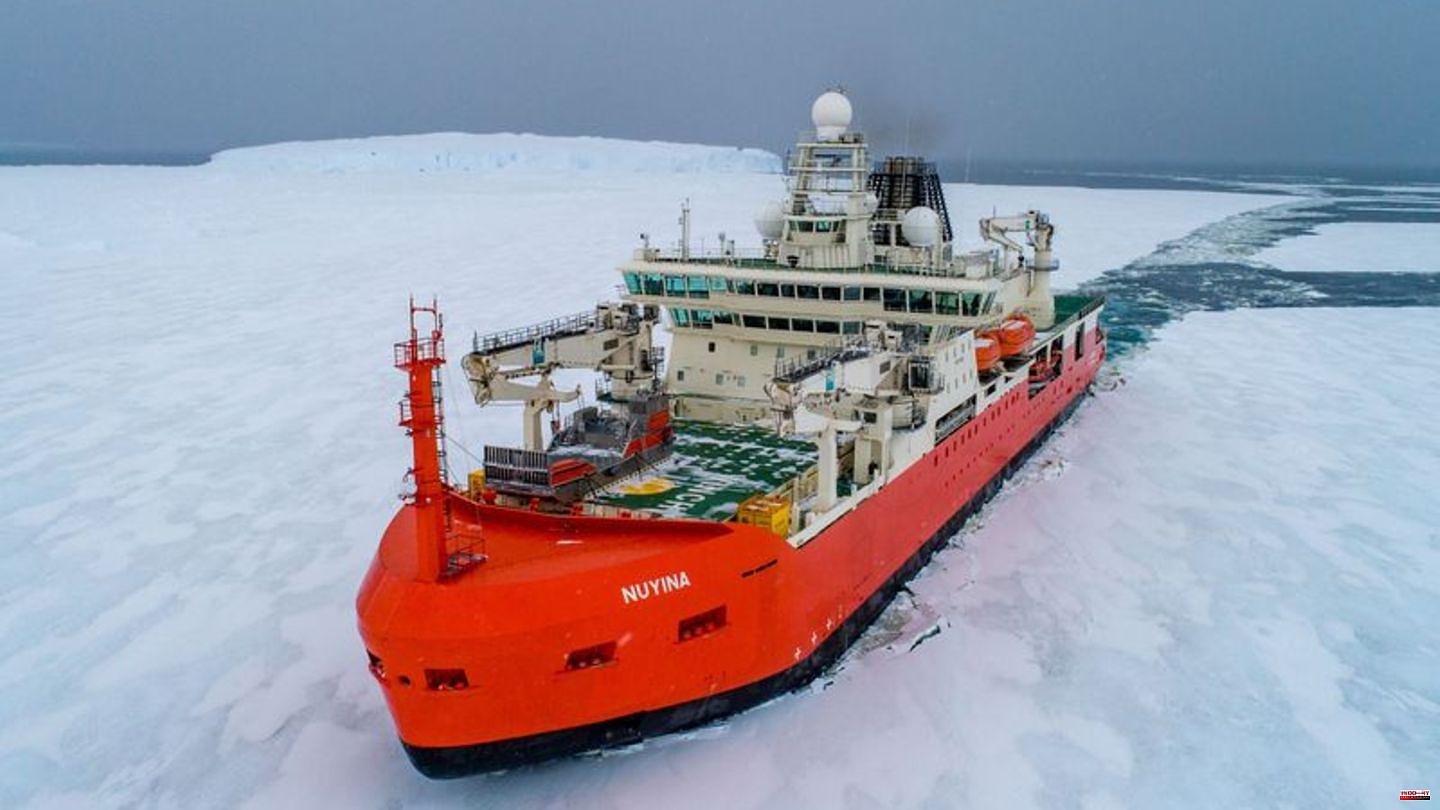 Emergencies: Icebreaker rescues sick person from Antarctic station