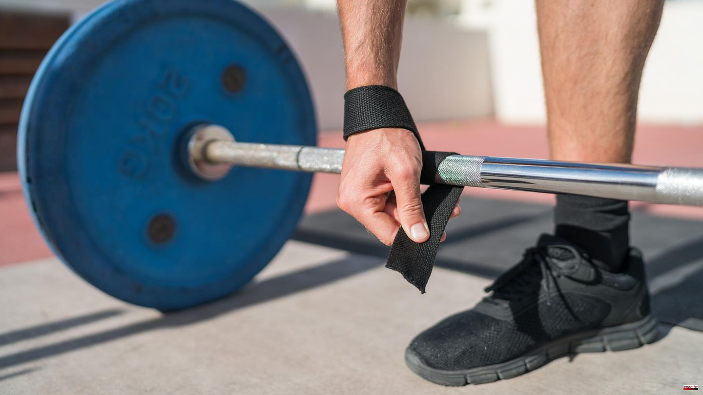 Fitness tools: lifting aids in strength training: advantages and disadvantages of lifting straps