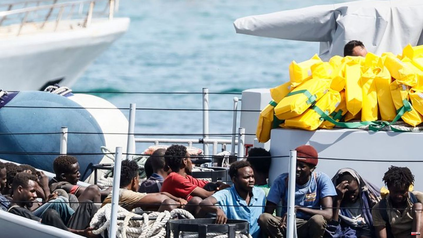 Migration: Hundreds of boat migrants reach Lampedusa again