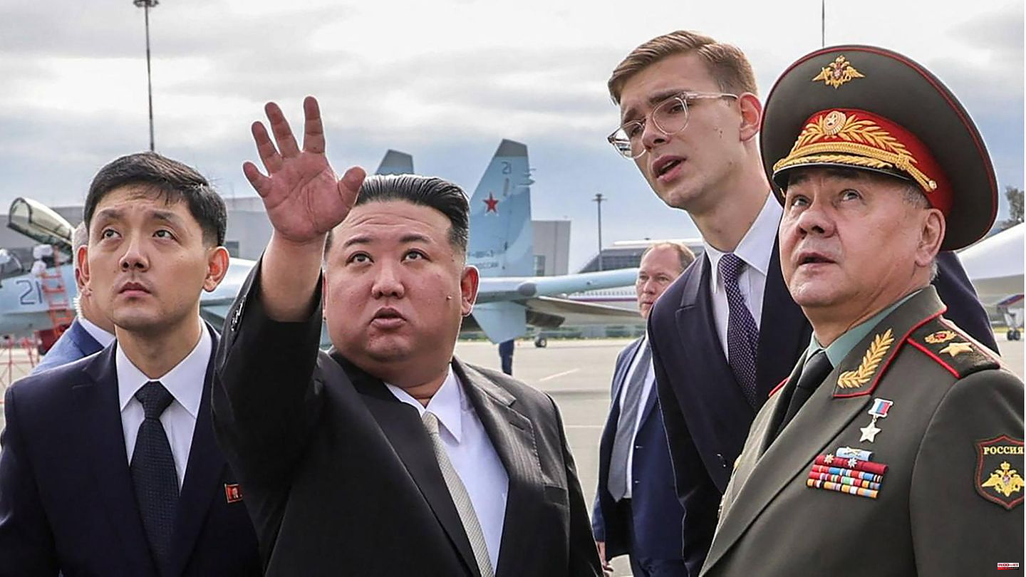 Visit to Russia: Reception with the guard of honor: Kim visits nuclear bombers and an air base