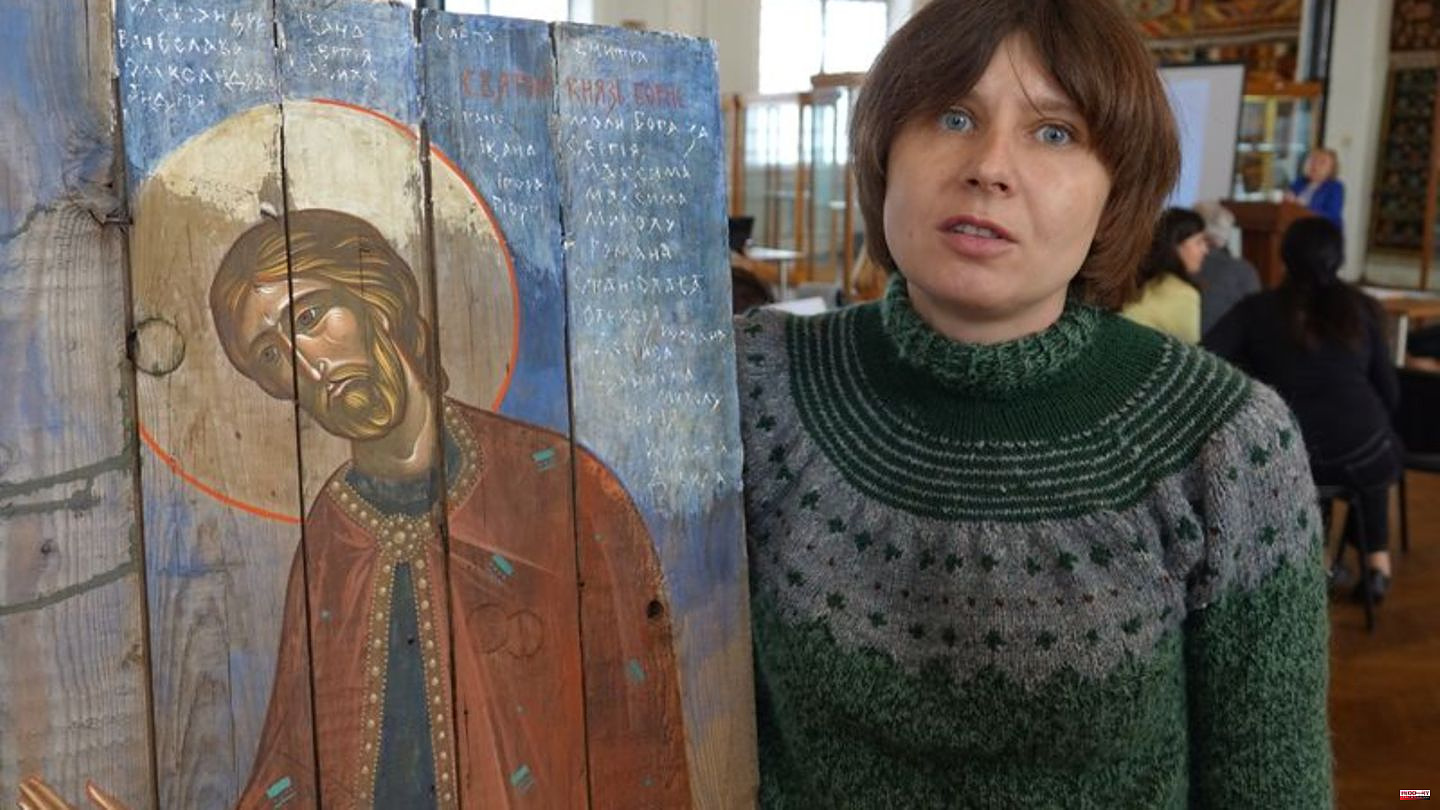 Conflicts: Kiev artists paint icons on old ammunition boxes