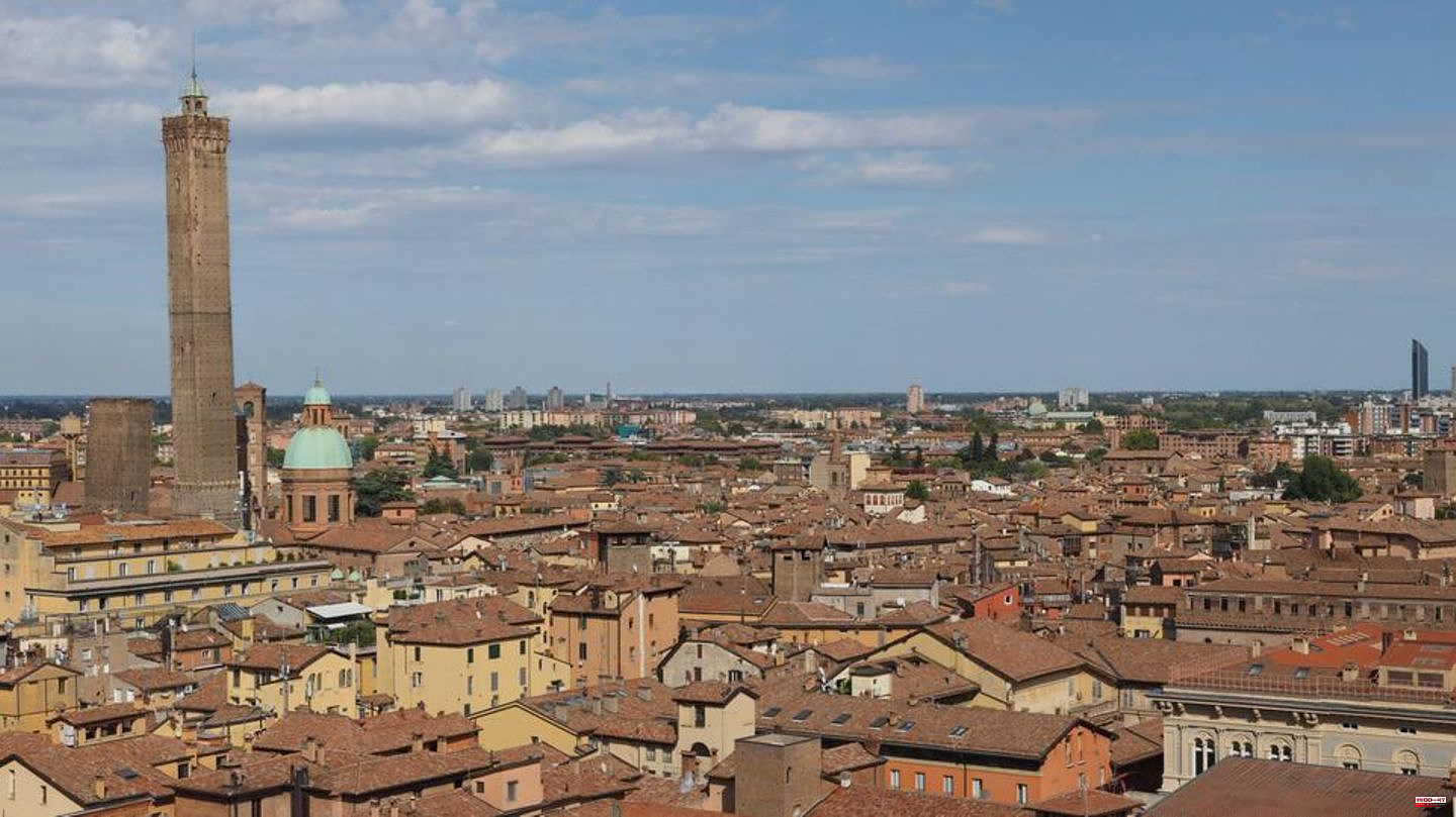Garisenda: Is it collapsing? Bologna is afraid for its leaning tower