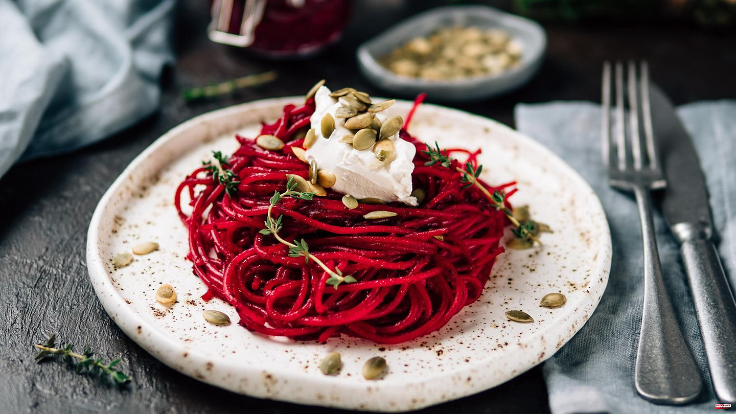 Seasonal cuisine: Winter enjoyment: recipe for a warming red cabbage pasta with pumpkin seeds, sour cream and herbs