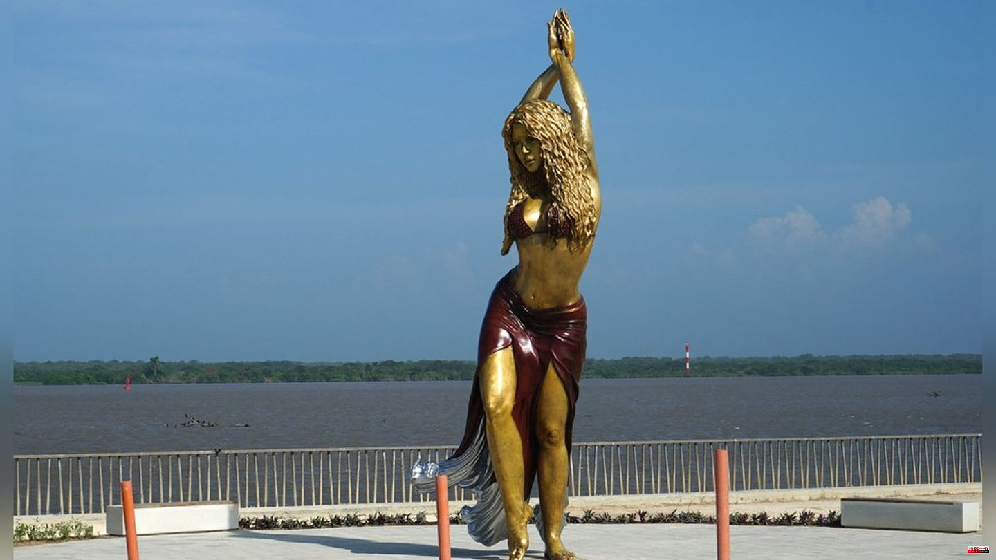 Shakira: Large bronze statue shows her hip swing
