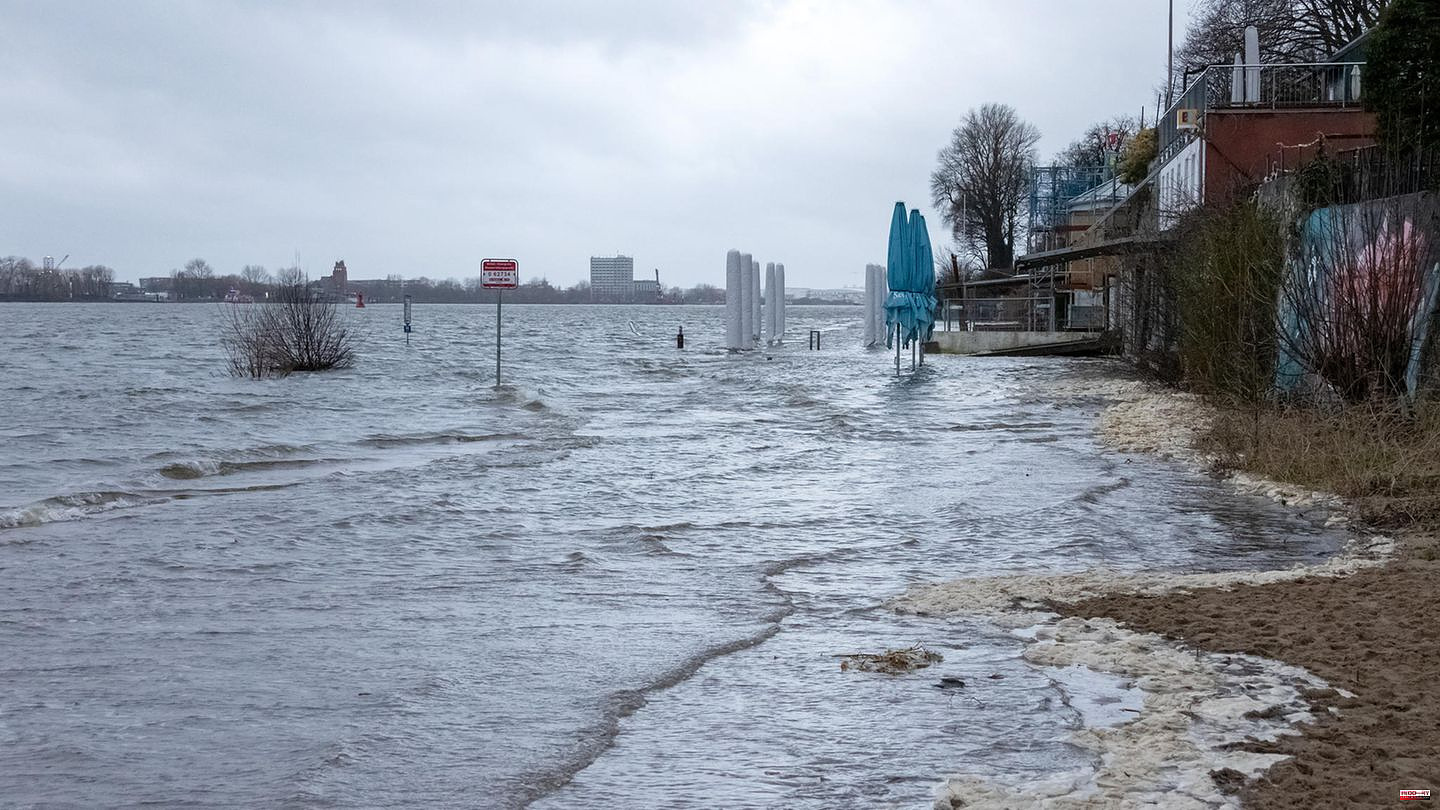 Storm depression is moving over Germany: Weather service warns of severe weather - storm surges expected on the North Sea, Elbe and Weser