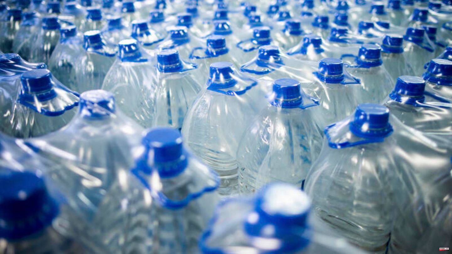 200,000 particles per liter: bottled water contaminated by huge amounts of nanoplastics