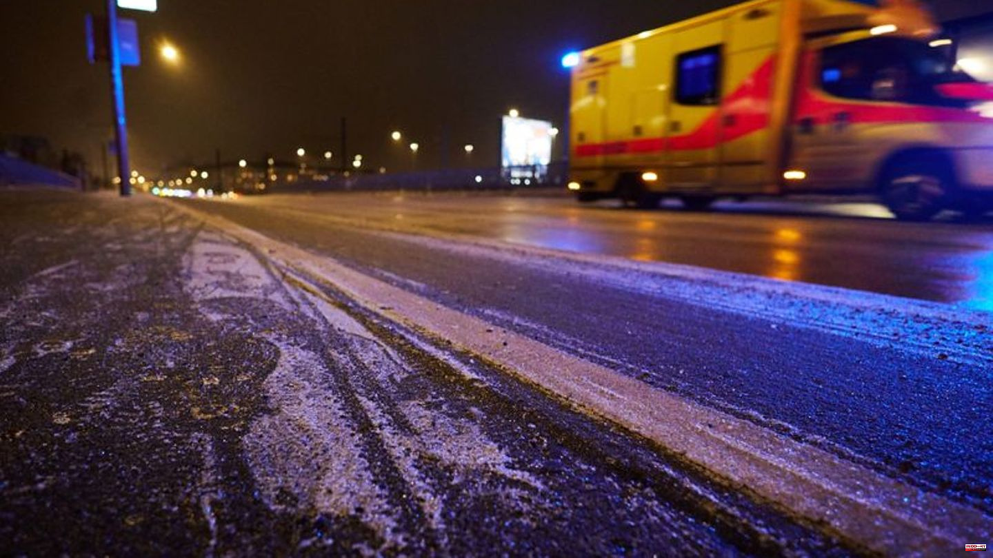 Weather: Black ice on German roads and sidewalks