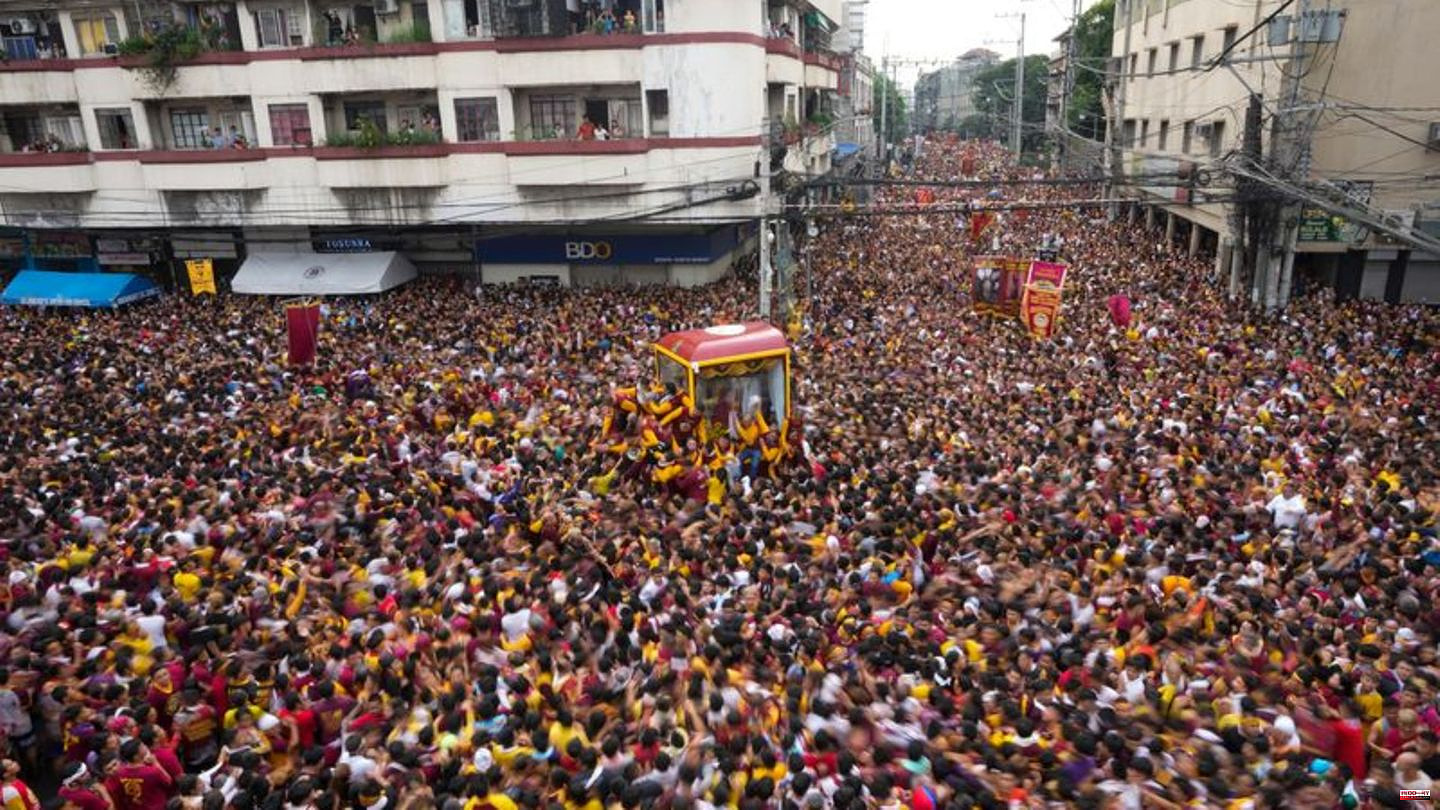 Religion: Filipino Catholics celebrate mega procession