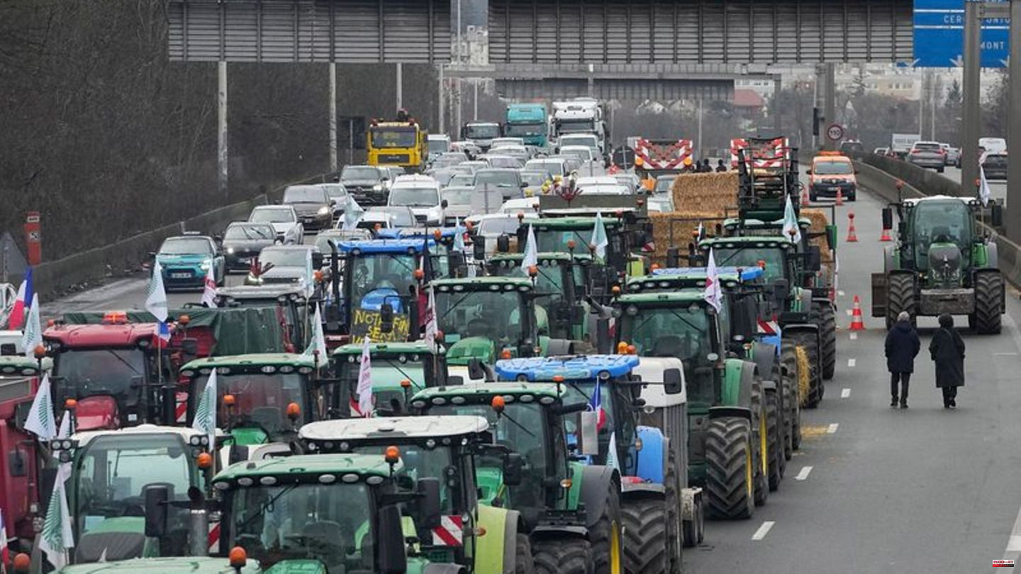 Agriculture: Farmers block motorway on German-French border