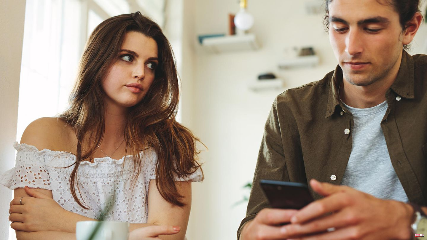 Relationship killer phubbing: What to do if your partner is more interested in his smartphone than in me?