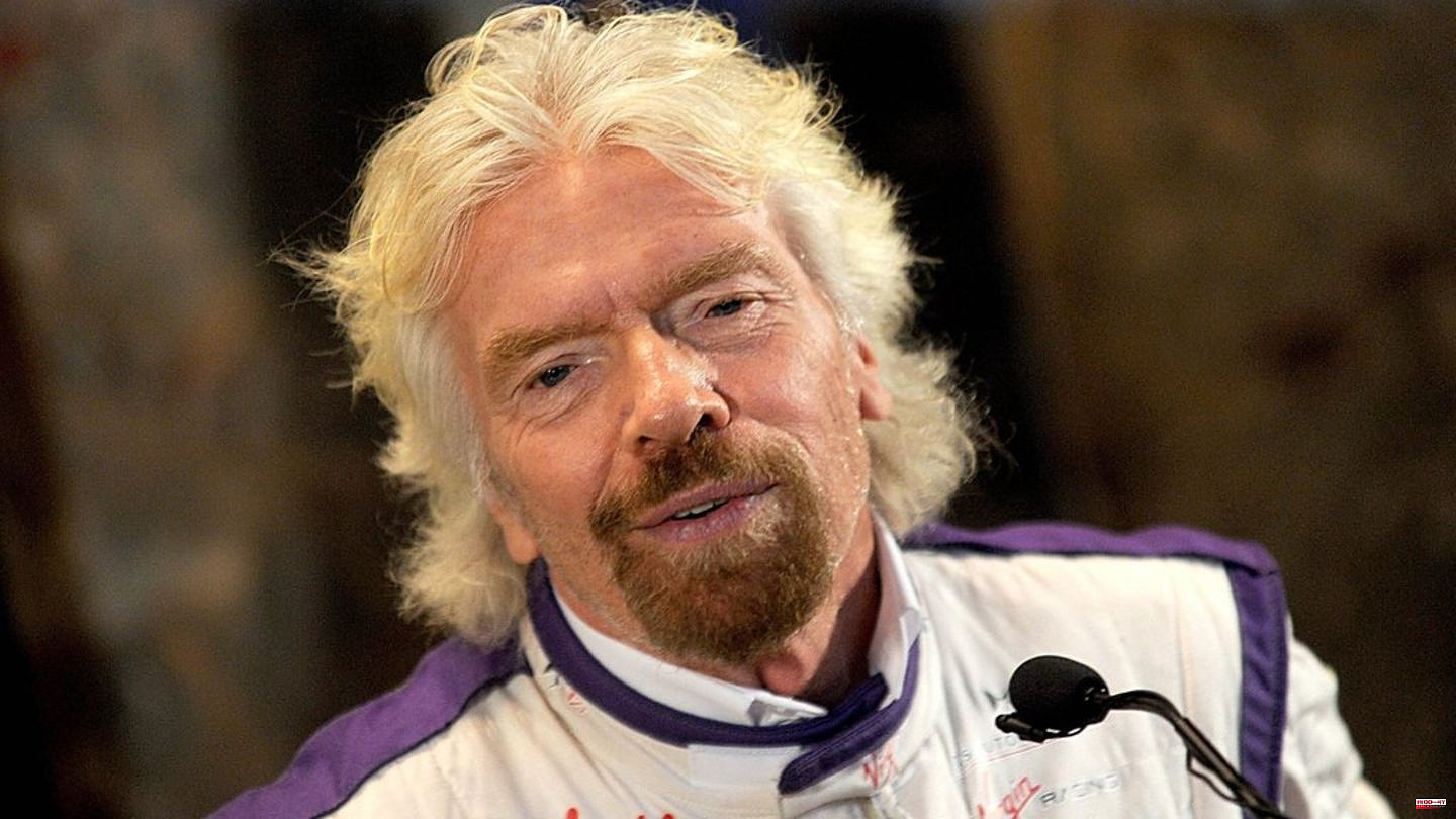 After a bicycle fall: Richard Branson shows his wounds