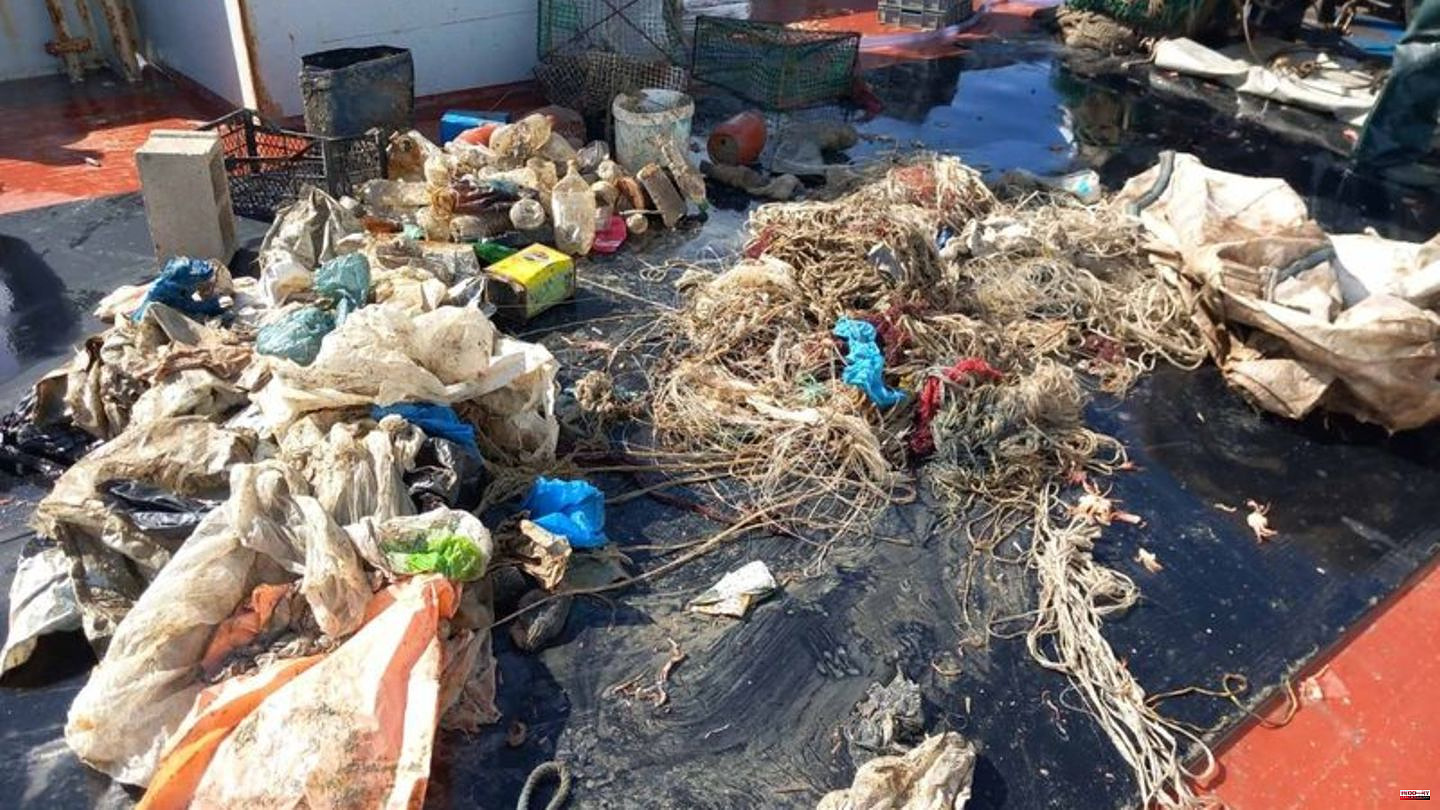 Fishing for Litter: For the environment: Greek fishermen fish for garbage