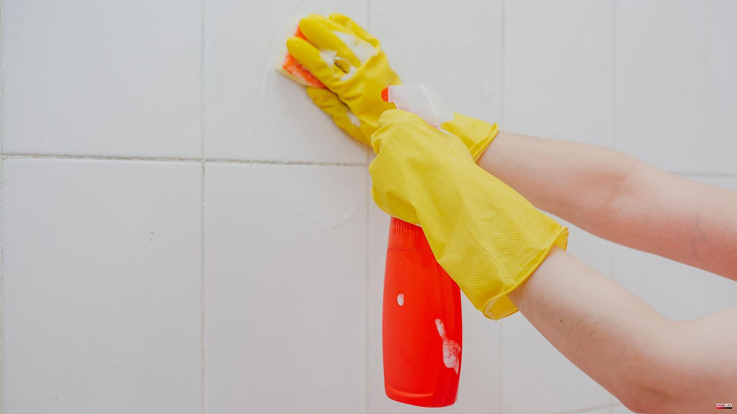 Clean tiles: Clean joints in the bathroom and kitchen: This makes dirty gaps clean again