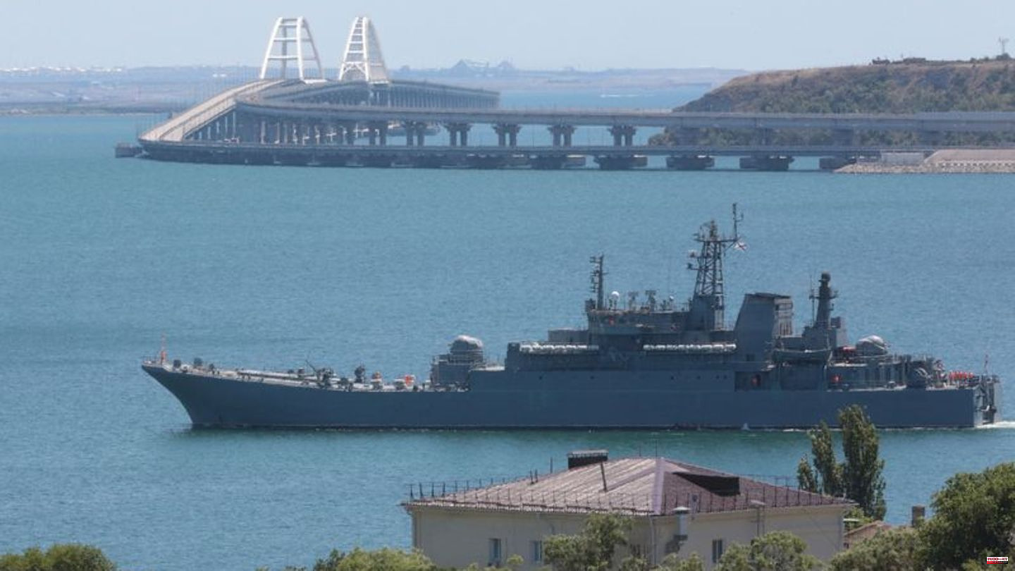 Sevastopol: Ukraine attacks port city in occupied Crimea - and speaks of hits on two Russian naval ships