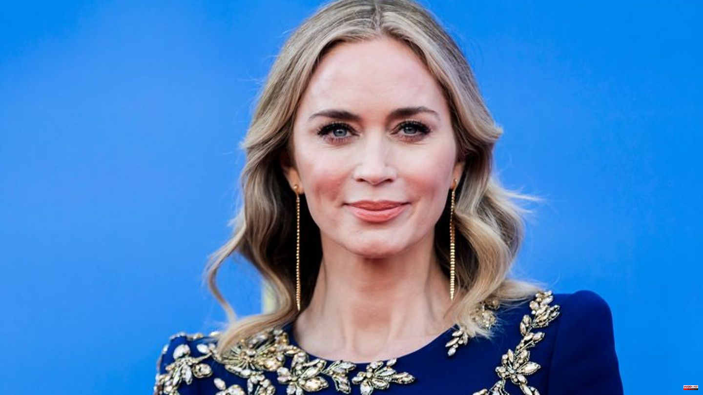 Actress: Emily Blunt thinks love is possible on a film set