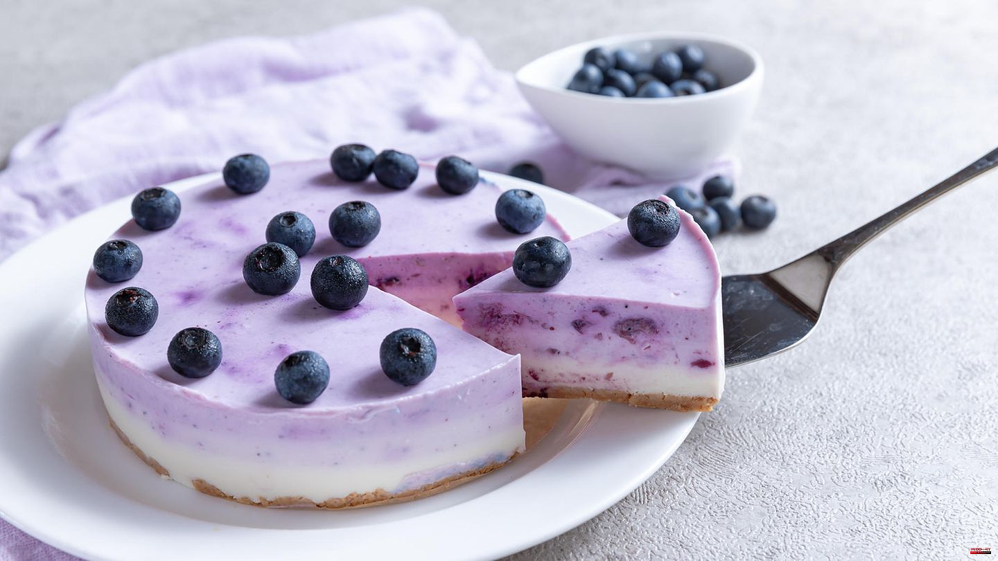 Blueberries and yogurt: no-bake cake: recipe for a light refrigerator cake