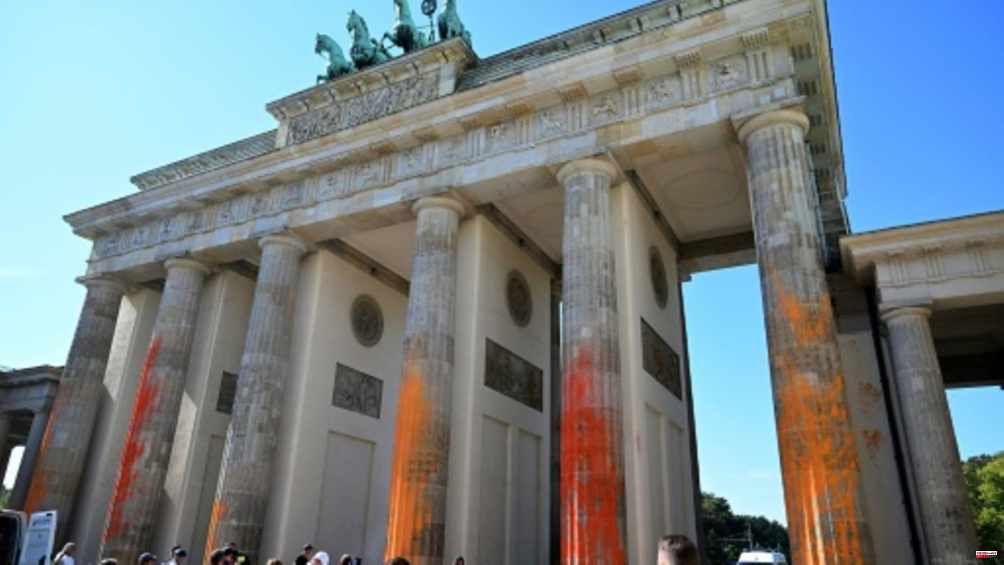 Paint attack on the Brandenburg Gate: suspended sentences for three climate activists