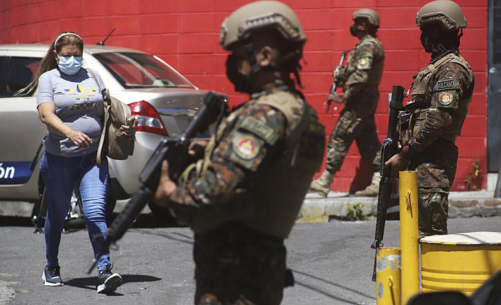 El Salvador forces encircle neighborhoods in gang crackdown