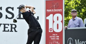 18-year-old golfdansker go in the clubhouse as the...