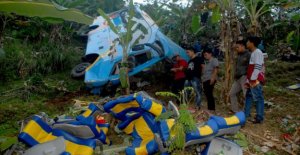 Bus plunges into deep ravine in Indonesia and leaves...