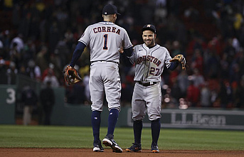 Astros wake up for 7 in 9th, beat Boston 9-2, tie...