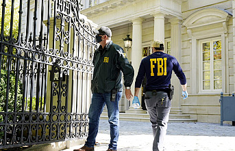 FBI raids Russian oligarchs' homes in pursuit...