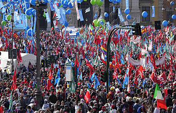 Tens of thousands protest in Rome against neofascists