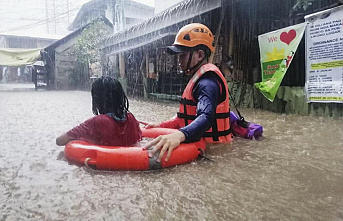 Powerful typhoon hits Philippines, nearly 100,000...
