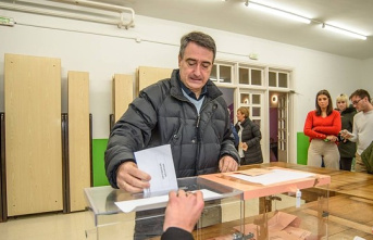 The PNV would win again in the three Basque capitals...