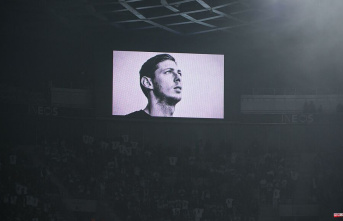 Minute of applause for Emiliano Sala in Nice after...