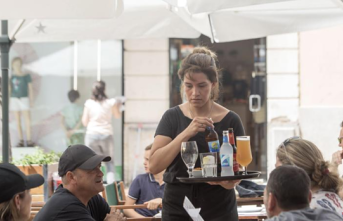 1,000 waiters and cooks are sought for the summer campaign in Spain
