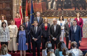 Ximo Puig presents his new Government with Mónica...