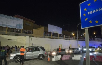 Prayers, onlookers and a party at the opening of the Ceuta border two and a half years after its closure