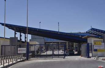 The borders of Ceuta and Melilla open this Tuesday in a restricted first phase to try to avoid incidents